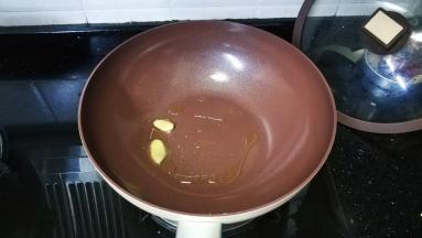 锅里热油放入2片姜片