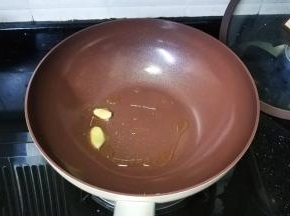 锅里热油放入2片姜片