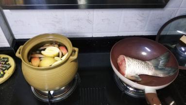 煎锅放入鱼尾煎，煲里放入苹果、瑶柱、沙虫干、姜片大火煲开