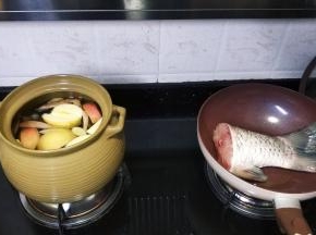 煎锅放入鱼尾煎，煲里放入苹果、瑶柱、沙虫干、姜片大火煲开