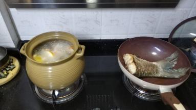 鱼尾翻面煎至金黄