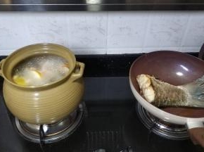 鱼尾翻面煎至金黄