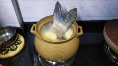 将鱼尾放入汤煲里大火煲30分钟