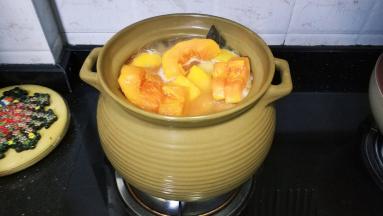 30分钟后放入木瓜块大火煲10分钟