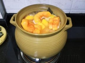 30分钟后放入木瓜块大火煲10分钟
