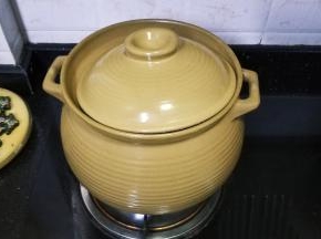 盖上盖子转中小火煲30-40分钟