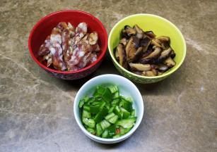 腊肠切片、香菇浸泡至软后切片、青红椒切粒