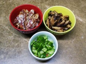 腊肠切片、香菇浸泡至软后切片、青红椒切粒