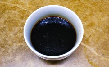 料酒、酱油、老抽、蚝油、糖、浸泡过香菇的水混合均匀