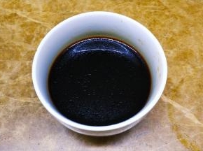 料酒、酱油、老抽、蚝油、糖、浸泡过香菇的水混合均匀