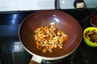 锅里放入腊肠片爆香