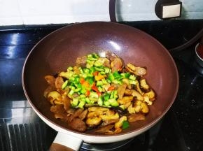 倒入青红椒粒