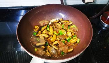 倒入调好的酱汁炒均匀