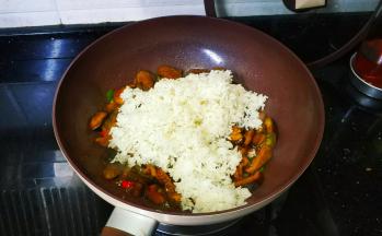 倒入剩米饭快速翻炒