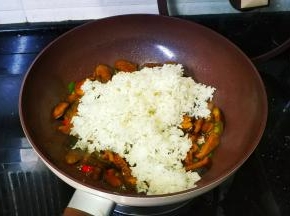 倒入剩米饭快速翻炒