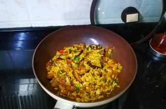 至每粒米饭都包裹酱汁即可