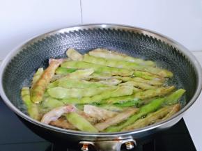 油豆角焯水，锅中加入水烧开，下豆角，大火烧开煮2分钟捞出。