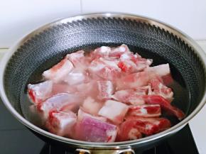 肋排焯水，冷水下锅，大火烧开，煮2分钟捞出。