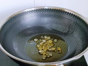 起油锅，加入冰糖，小火将冰糖融化至褐色。