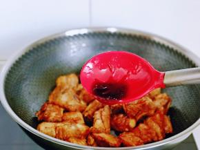 再加入生抽，料酒，蚝油，翻炒均匀。