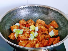 加入准备好的葱姜，八角桂皮，香叶。