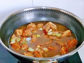 再加入纯净水，没过肋排为佳，盖上盖子小火慢炖30分钟。