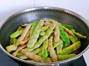 再把焯水的油豆角盖在排骨上，继续炖20分钟。