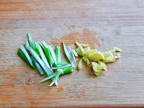 准备葱姜。