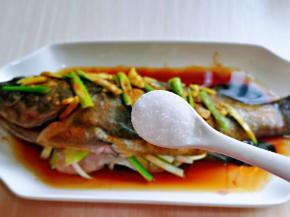 按个人口味加入盐。