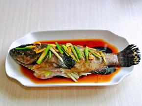 撒上十三香，腌制30分钟。