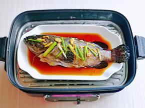 放入蒸锅中，隔水蒸，烧开后，转中火蒸18分钟，焖5分钟再打开盖子。