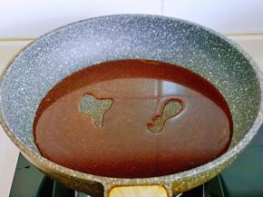 蒸鱼盘子的汤汁倒入锅中，大火烧开，淀粉用清水化开，倒入锅中，烧制浓稠关火。