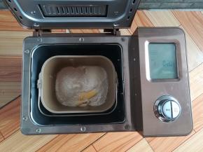 把除红曲粉以外的所有食材放入面包桶里，启动面包机的和面功能，时间设置20分钟