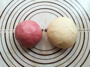 面团揉好取出，按3:2比例分成两份。小的一份面团加入红曲粉揉到光滑，大的面团保持原色，盖上保鲜膜松弛10分钟