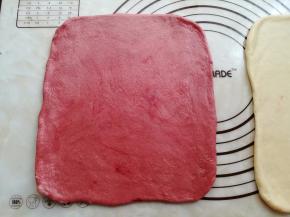 红曲粉面团同样操作，尺寸跟白色面团接近，但不要大于白色面团的尺寸