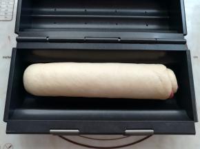 面团放到花型吐司模具里，没有花型吐司也可以换成普通的吐司模具