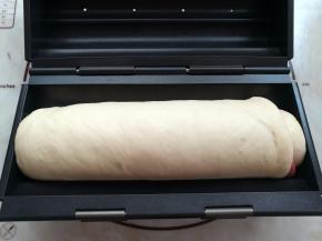 花型吐司发酵成胖乎乎的面团。