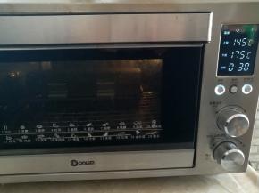 烤箱预热上火145度，下火175度10分钟。花型吐司模具扣起来放入烤箱里，设置上火145度，下火175度烤30分钟