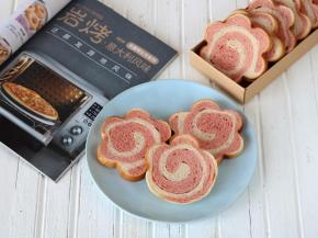 吐司烤熟后取出轻轻震两下模具。吐司放到手摸起来有余温的时候切片或者是放入保鲜袋中保存。不建议放冰箱，会加速面包的老化