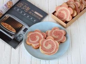 吐司烤熟后取出轻轻震两下模具。吐司放到手摸起来有余温的时候切片或者是放入保鲜袋中保存。不建议放冰箱，会加速面包的老化