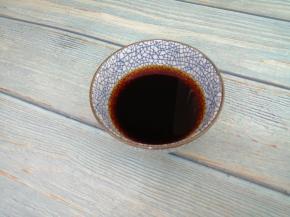 把白糖，生抽，蚝油，香醋和适量的水，放入碗中，搅拌均匀成料汁