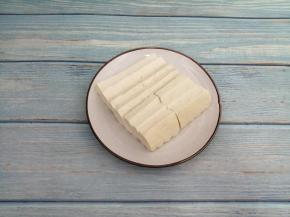 豆腐洗干净先切成片，再切成块