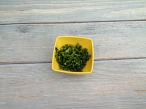 小葱叶洗干净切碎