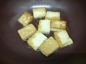 一面煎好后，再翻到另一面煎，煎到两面金黄