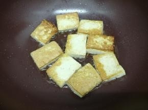 一面煎好后，再翻到另一面煎，煎到两面金黄