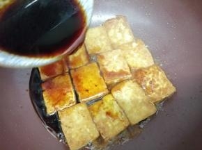 在倒入调料汁