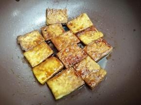 煮到豆腐入味，酱汁变浓稠为止关火