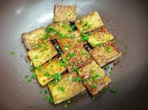 小葱碎撒在上面