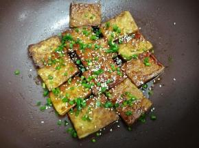 在撒上白芝麻即可