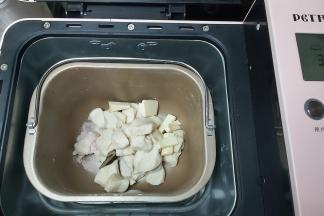 当IMAX程序结束后，取出面团切成小块或者用剪刀剪成小块，同时把盐跟软化好的黄油一并放入面包桶内，然后再放回面包机，再次设置一个IMIX程序。（每次的IMAX程序是20分钟）